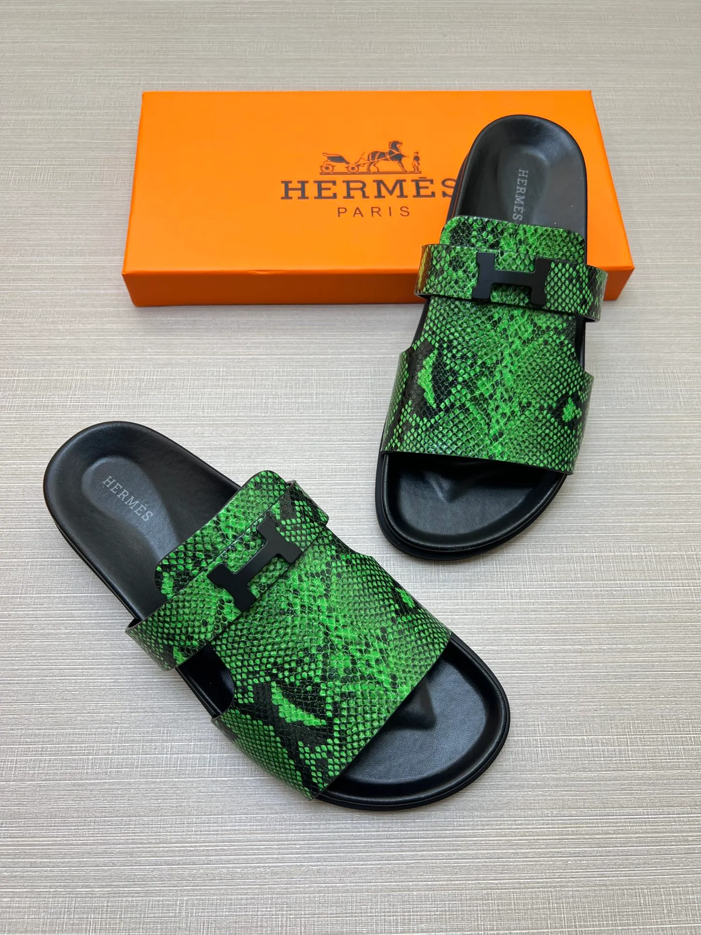 [H Family Hermès] P: 360💰 Size: 38-45 Hermes Men’s Kazimir Slippers - 2025 Summer New Hermès Same as the original version, with colored cowhide surface + rubber combined sole, handmade by master-level craftsmen! ❥High-end customization, exclusive products, the highest version in the industry.